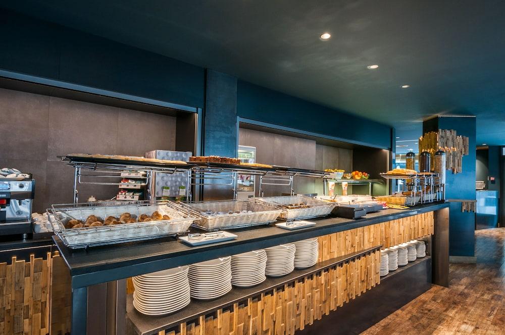 Отель Eurostars Marivent Пальма-де-Майорка Экстерьер фото Breakfast buffet at the hotel