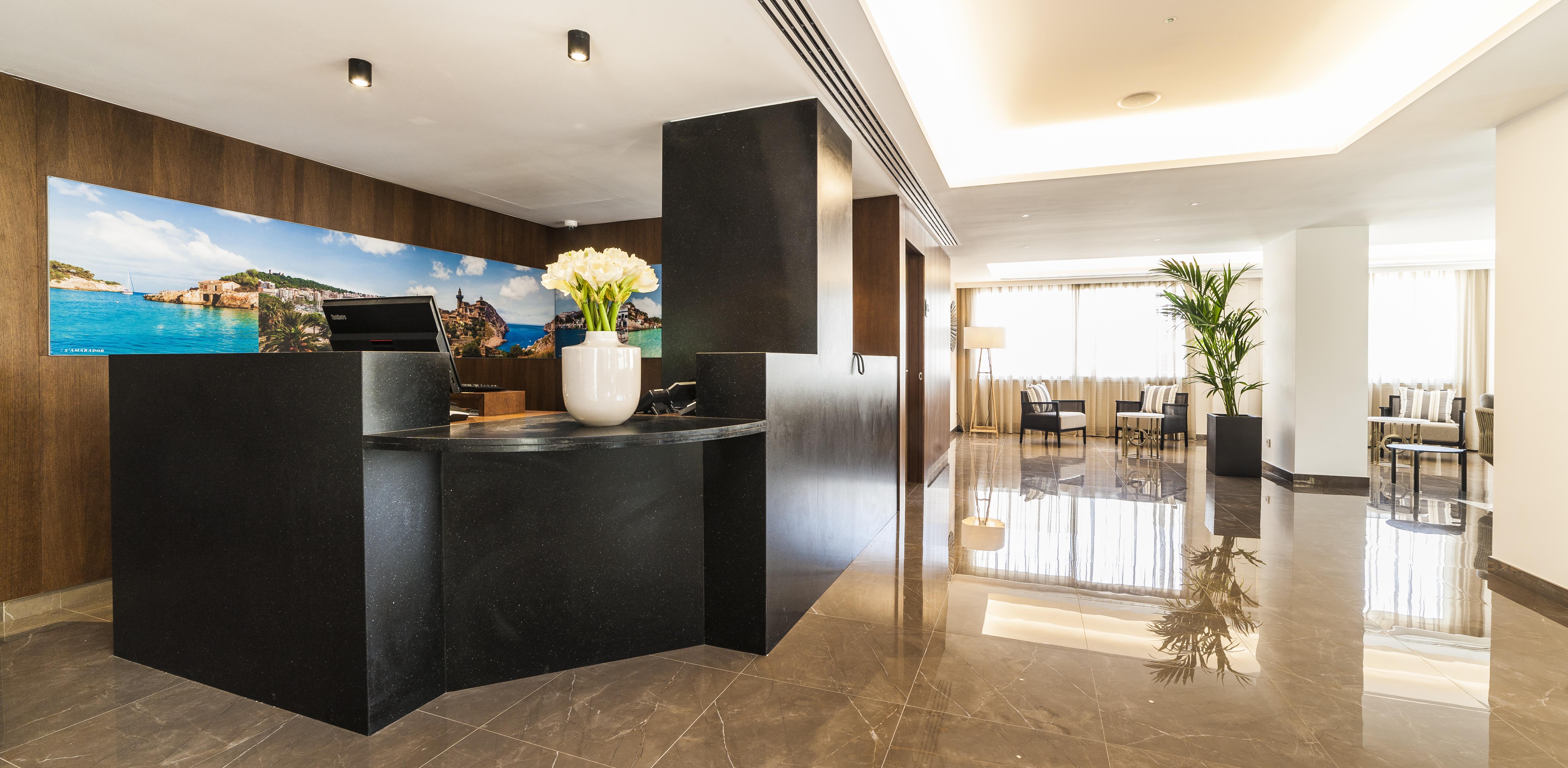 Отель Eurostars Marivent Пальма-де-Майорка Экстерьер фото Reception desk
