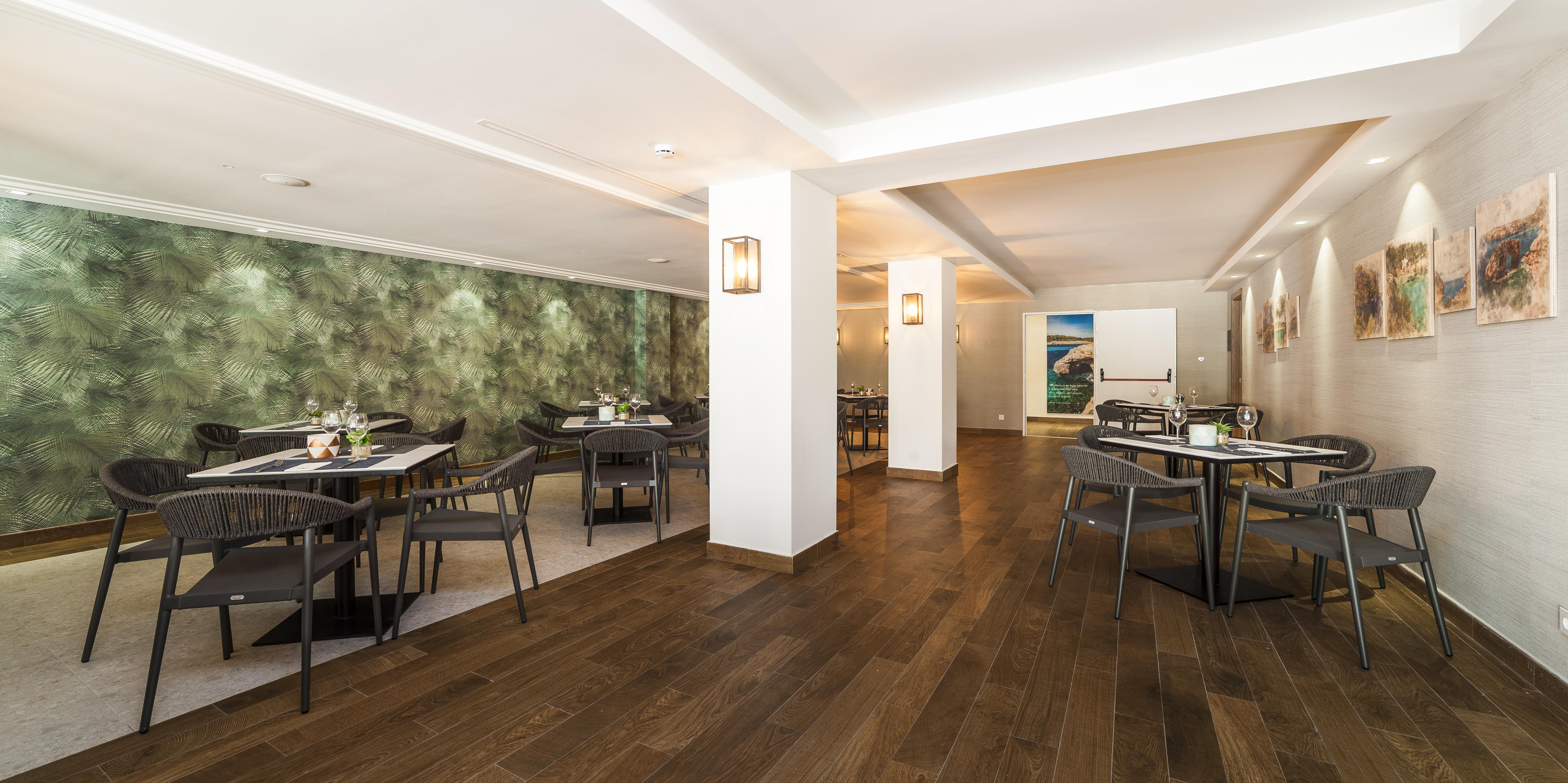 Отель Eurostars Marivent Пальма-де-Майорка Экстерьер фото Interior of the restaurant
