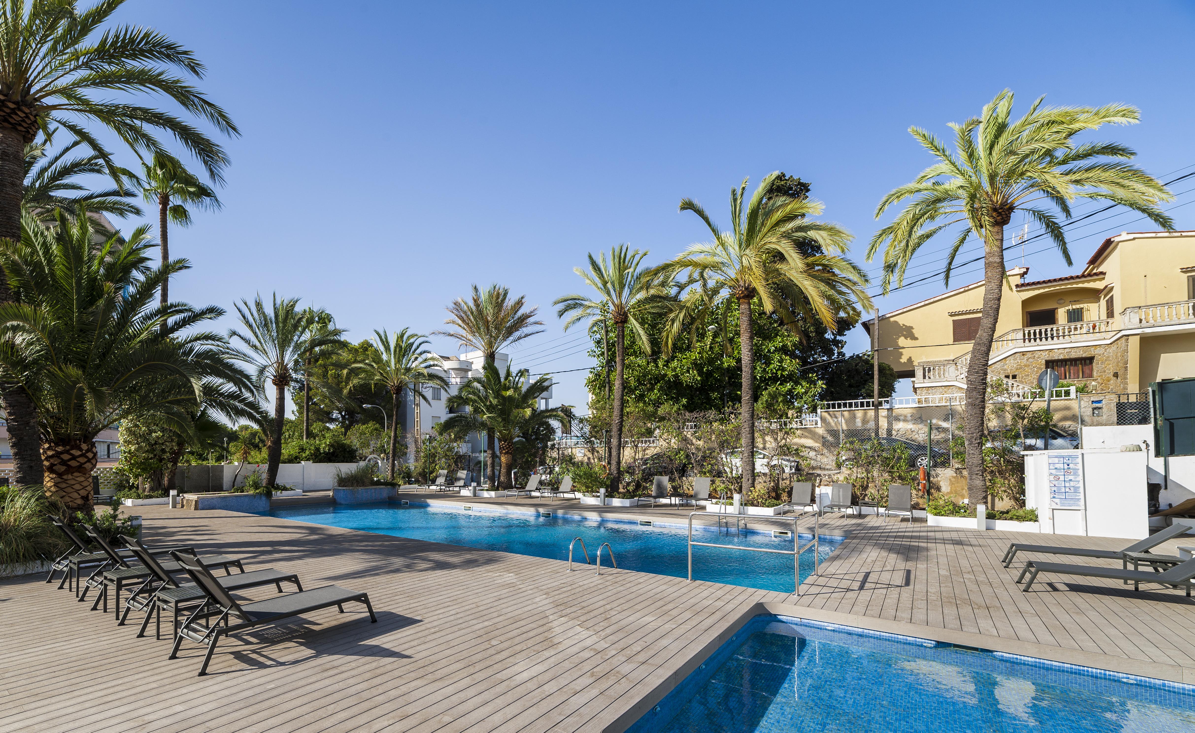 Отель Eurostars Marivent Пальма-де-Майорка Экстерьер фото The swimming pool of the hotel