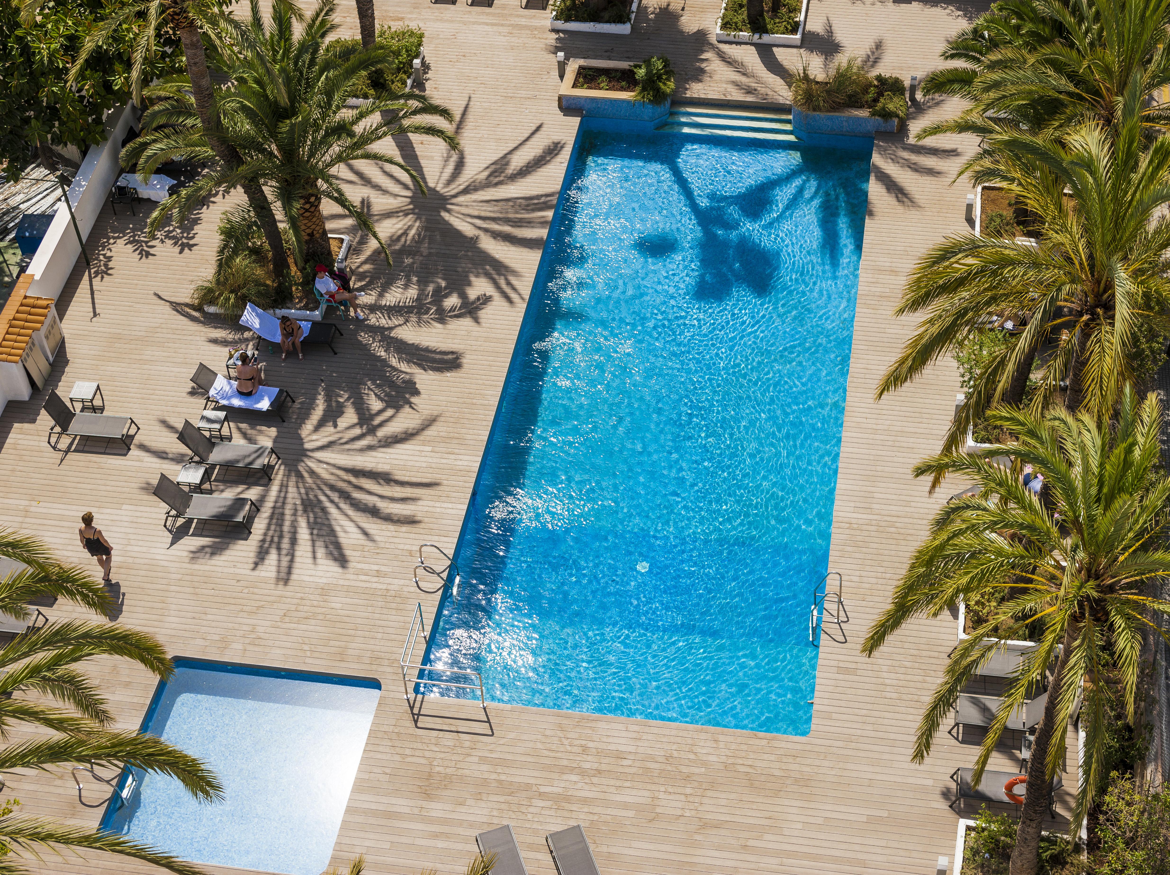 Отель Eurostars Marivent Пальма-де-Майорка Экстерьер фото The swimming pool of the hotel