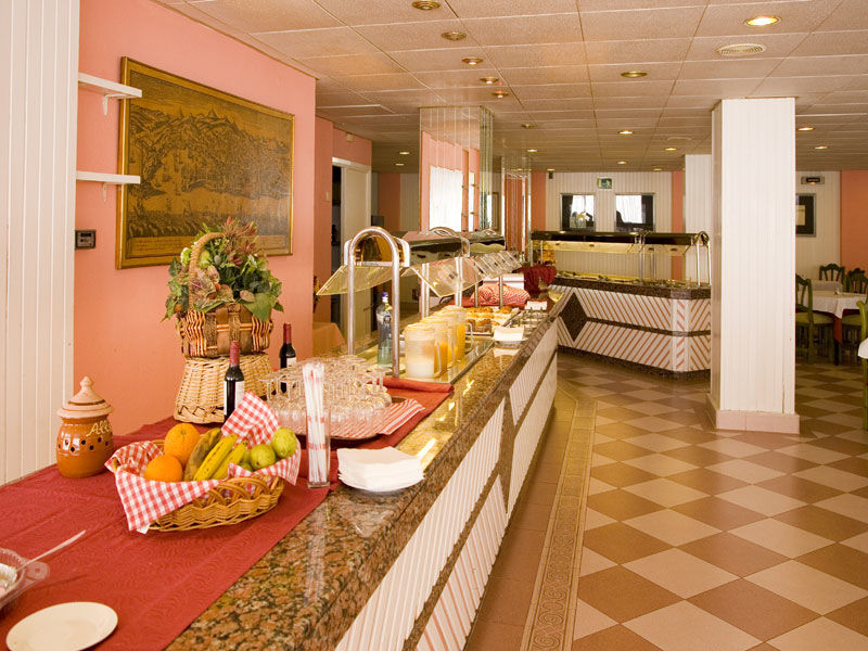 Отель Eurostars Marivent Пальма-де-Майорка Ресторан фото Breakfast buffet in a hotel